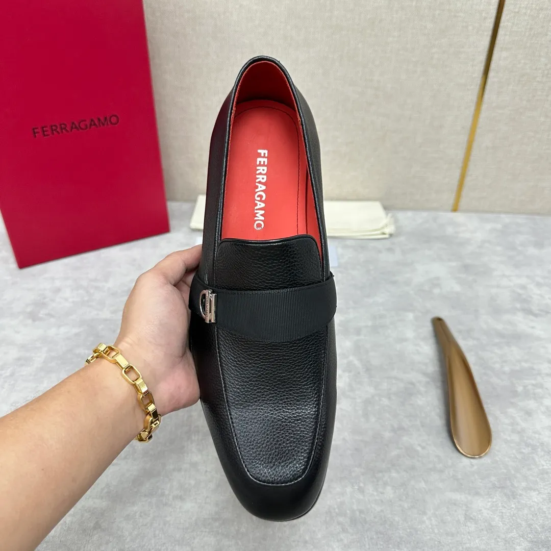[Ferragamo] Top P: 960💰 Number of yards: 39~44 (38.45.46. Custom-made, non-refundable) Ferragamo** counters synchronize new models of men's loafers that can be worn casually or formally. The classic shape embodies the fashionable charm of formal wear, and the newly designed proportions are more modern. These loafers are made of imported open-edge beaded cowhide/fine calfskin/cow suede material. The upper is decorated with webbing, and the side is privately molded with silver Gancini buckles. The double stitching details add to the fashionable charm. Adopting a special "Original" structure and going through multiple processes, the soles are almost entirely handmade. Unique processing technology demonstrates exquisite craftsmanship. The original privately modeled genuine leather outsole is paired with a personalized rubber backing. It is comfortable, non-slip and wear-resistant. It can be worn as a slip-on. Exquisite hand-stitching. The workmanship is as fine as that of a store. The original color calfskin lining is sweat-absorbent, anti-odor, comfortable and breathable. The heel is also decorated with a rubber patch to perfectly improve the grip performance.
